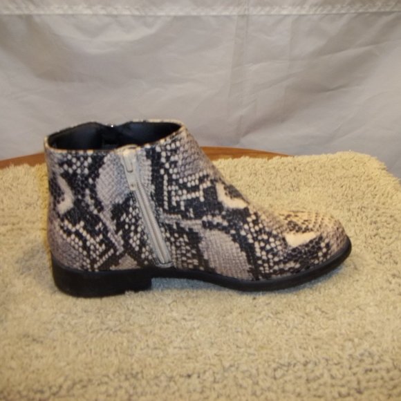 Time And Tru Women Ankle Boots Size 6 Snake Skin Zippers Memory Foam Cream Black - Picture 5 of 7
